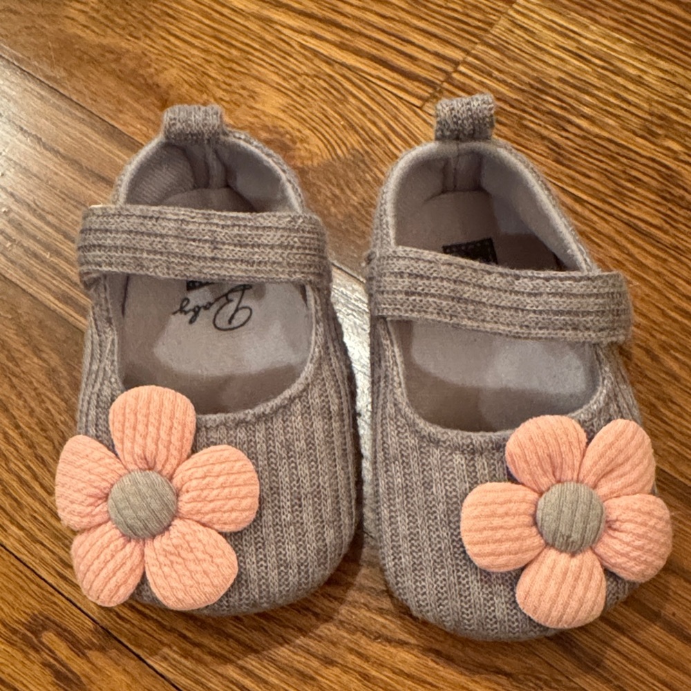 Baby Girls Gray Knit Mary Janes with Peach Flower Accent - size 12cm